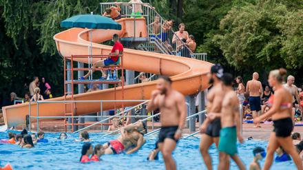 Ganz schön heiß: Die Hitze steigt manchem Badegast zu Kopf - auch im Kreuzberger Prinzenbad.