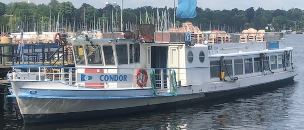 Da ist sie: die "MS Condor" am BVG-Anleger in Wannsee. Gut zu erkennen: das Oberdeck.