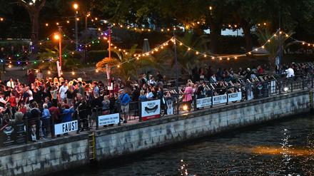 Zahlreiche Menschen tanzen in Berlin in der Strandbar am Rande des Monbijou-Parks (Archiv).
