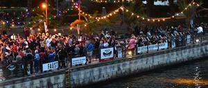 Zahlreiche Menschen tanzen in Berlin in der Strandbar am Rande des Monbijou-Parks (Archiv).
