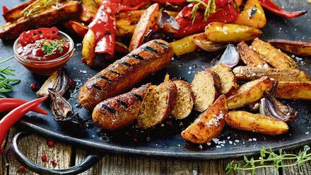 Vegane Würstchen: Burger, Schnitzel oder Wurst aus Pflanzen liegen im Trend. Der Markt wächst rasant, aber könnte bald an seine Grenzen stoßen. 