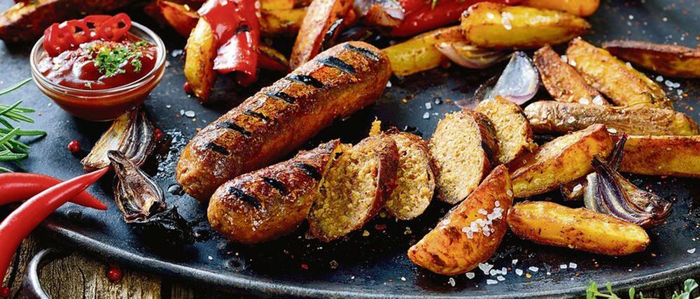 Vegane Würstchen: Burger, Schnitzel oder Wurst aus Pflanzen liegen im Trend. Der Markt wächst rasant, aber könnte bald an seine Grenzen stoßen.