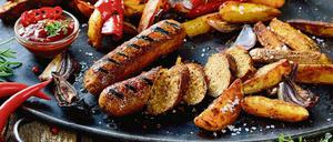 Vegane Würstchen: Burger, Schnitzel oder Wurst aus Pflanzen liegen im Trend. Der Markt wächst rasant, aber könnte bald an seine Grenzen stoßen. 