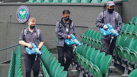Vorsicht. Die Sitzreihen auf dem Centre Court werden desinfiziert. 