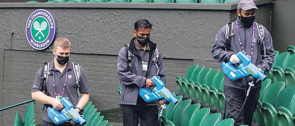 Vorsicht. Die Sitzreihen auf dem Centre Court werden desinfiziert.