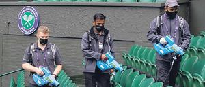 Vorsicht. Die Sitzreihen auf dem Centre Court werden desinfiziert. 