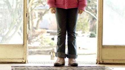 Schülerin betritt mit verschmutzten Schuhen die Anna-Lindh-Grundschule in Berlin, Symbolfoto.