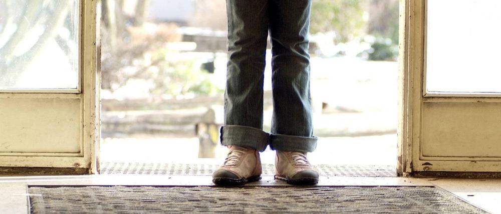 Schülerin betritt mit verschmutzten Schuhen die Anna-Lindh-Grundschule in Berlin, Symbolfoto.