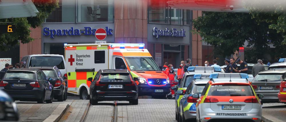 Messerattacke in Würzburg: Polizei und Retter vor Ort 
