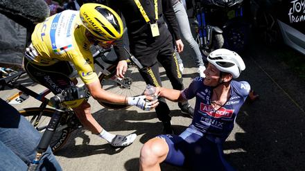 Der Sieger des ersten Tages Julian Alaphilippe (links) gratuliert Mathieu van der Poel, der ihm das Gelbe Trikot abnahm.