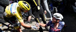 Der Sieger des ersten Tages Julian Alaphilippe (links) gratuliert Mathieu van der Poel, der ihm das Gelbe Trikot abnahm.