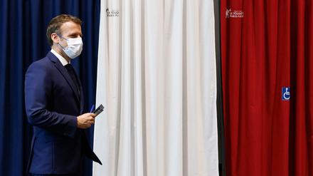 Frankreichs Präsident Emmanuel Macron bei der Stimmabgabe zur Regionalwahl 