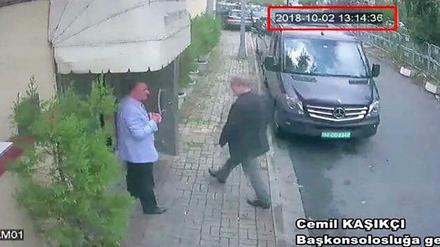 Dieses von der der türkischen Zeitung Hurriyet zur Verfügung gestellte Videostandbild zeigt den saudischen Journalisten Jamal Khashoggi (r) beim Betreten des saudi-arabische Konsulats.