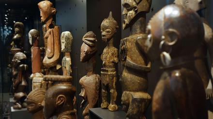Holzstatuen im Afrika Museum in Tervuren, Belgien.