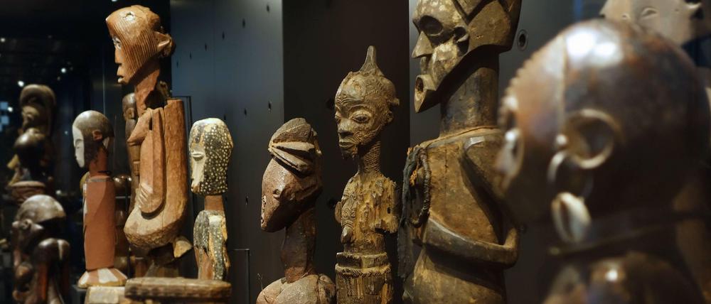Holzstatuen im Afrika Museum in Tervuren, Belgien.