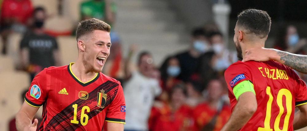 Belgiens Thorgan Hazard (links) feiert mit Teamkollege und Bruder Eden Hazard seinen Treffer.