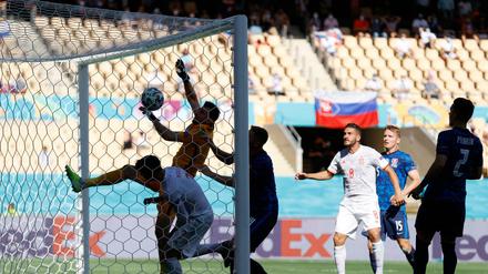 Der slowakische Torhüter Martin Dubravka boxt sich den Ball ins eigene Tor.