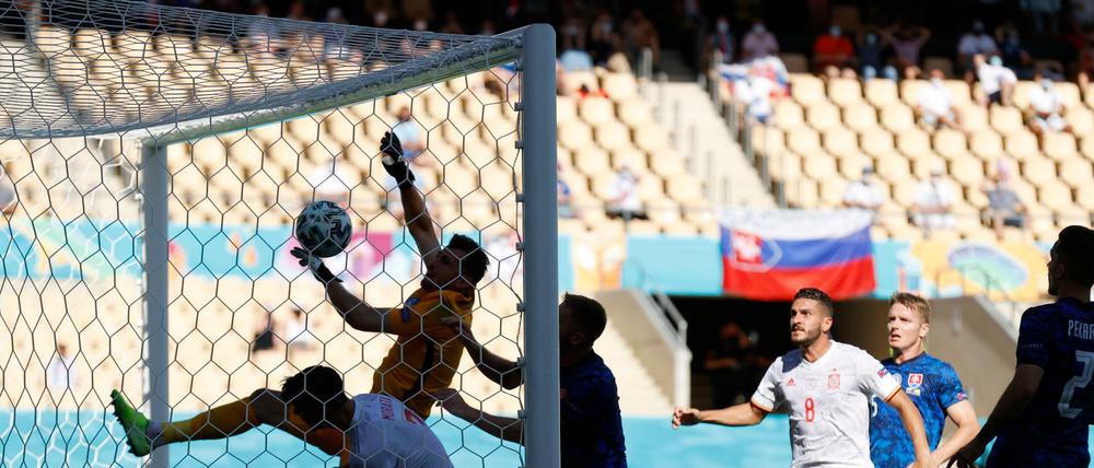 Der slowakische Torhüter Martin Dubravka boxt sich den Ball ins eigene Tor.
