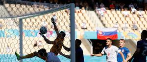 Der slowakische Torhüter Martin Dubravka boxt sich den Ball ins eigene Tor.