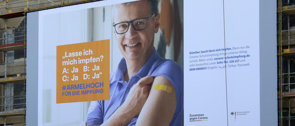 Fernsehmoderator Günther Jauch wirbt für Corona-Schutzimpfung. Plakat an einem Gebäude am Leipziger Dreieck in Potsdam.
