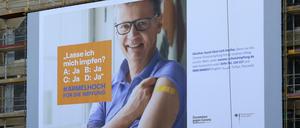 Fernsehmoderator Günther Jauch wirbt für Corona-Schutzimpfung. Plakat an einem Gebäude am Leipziger Dreieck in Potsdam.