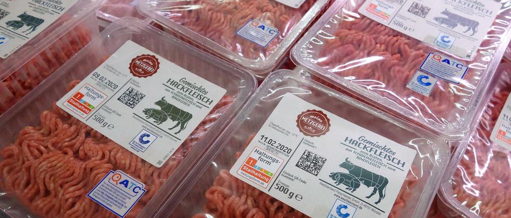 Auslaufmodell: Aldi will sich bis 2025 von Fleisch der niedrigsten Haltungsstufe verabschieden.