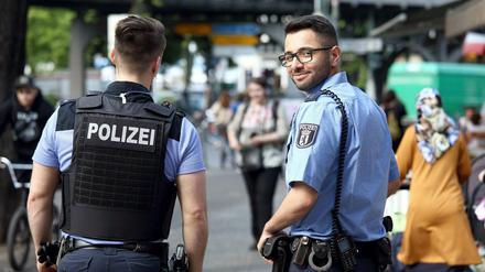 Polizeibeamter mit Migrationshintergrund in Berlin-Kreuzberg: Ein neues Gesetz soll dies fördern. 