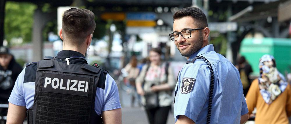 Polizeibeamter mit Migrationshintergrund in Berlin-Kreuzberg: Ein neues Gesetz soll dies fördern.
