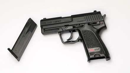 Softair-Waffen - wie hier die Pistole mit Magazin - können täuschen echt aussehen.