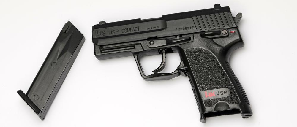 Softair-Waffen - wie hier die Pistole mit Magazin - können täuschen echt aussehen.