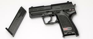 Softair-Waffen - wie hier die Pistole mit Magazin - können täuschen echt aussehen.