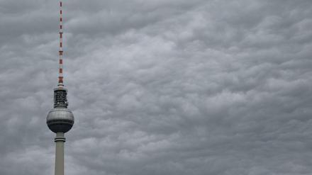 Schön ist anders: Wolken ziehen auf über Berlin.