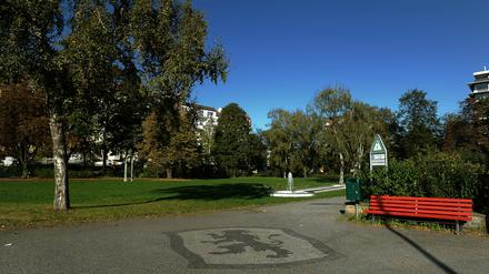 Blick auf den Bayerischen Platz im Bayerischen Viertel von Berlin-Schöneberg: Bank, Baum, Brunnen, Rasenfläche.