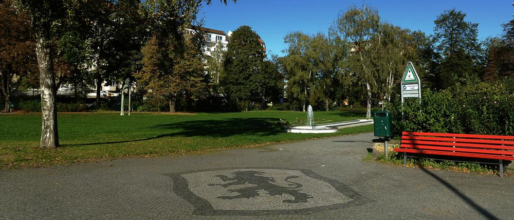 Blick auf den Bayerischen Platz im Bayerischen Viertel von Berlin-Schöneberg: Bank, Baum, Brunnen, Rasenfläche.