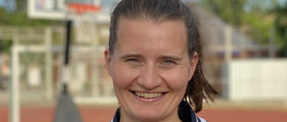 Porträbild von Franziska Keich, Türkiyemspor Basketball. Fotografiert vor einem Basketballkorb.