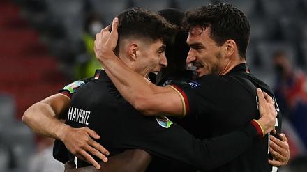 Deutschlands Kai Havertz (l) feiert mit Mats Hummels das 1:1. 