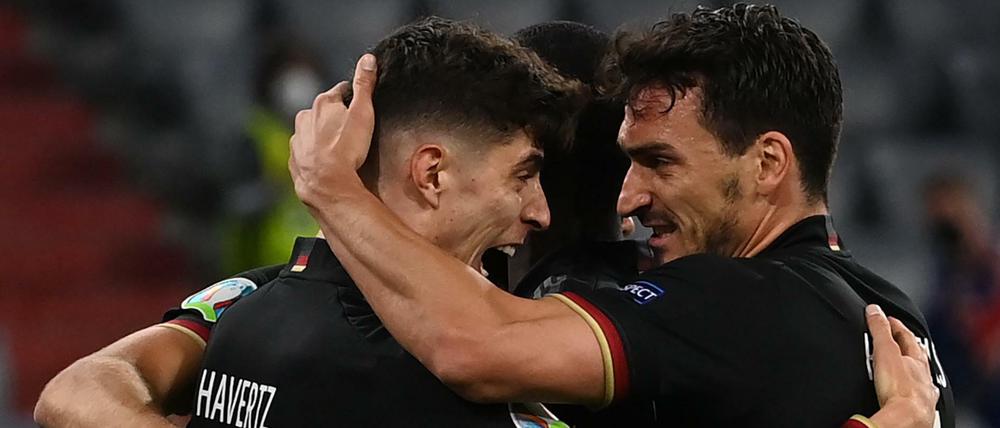 Deutschlands Kai Havertz (l) feiert mit Mats Hummels das 1:1. 