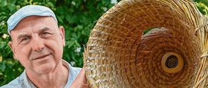 Holger Ackermann, Imker und Sprecher des Landes-Imkerverbands Brandenburg, zeigt in einer Bienenbeute ein Nest einer Hornissenkönigin. 
