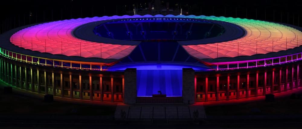Das Olympiastadion trägt am Mittwochabend bunt. 