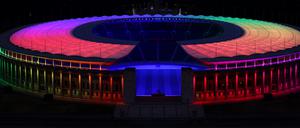 Das Olympiastadion trägt am Mittwochabend bunt. 