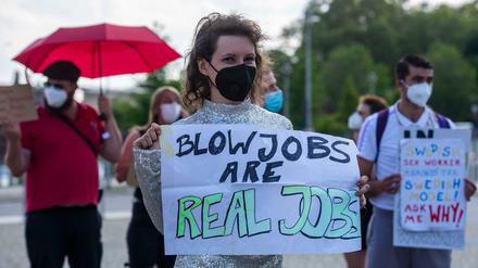 Sexarbeiter:innen protestieren in Berlin gegen Arbeitsverbote - am diesjährigen Internationalen Hurentag, dem 2. Juni.