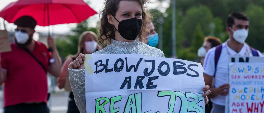 Sexarbeiter:innen protestieren in Berlin gegen Arbeitsverbote - am diesjährigen Internationalen Hurentag, dem 2. Juni.