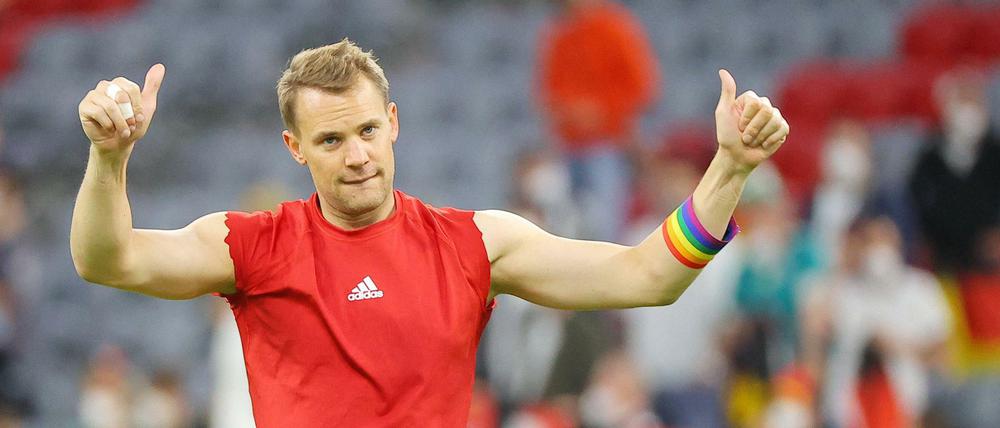 Nationaltorwart Manuel Neuer zeigt sich nach Abpfiff erleichtert.