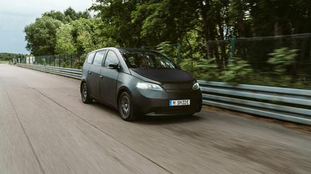 Rollender Sonnenkollektor. Der elektrische Sion von Sono Motors soll Anfang 2023 auf den Markt kommen und mit Hilfe von verbauten Solarzellen Strom für Extrakilometer selbst produzieren. Foto: Stefan Schütz/Sono Motors GmbH/dpa-tmn