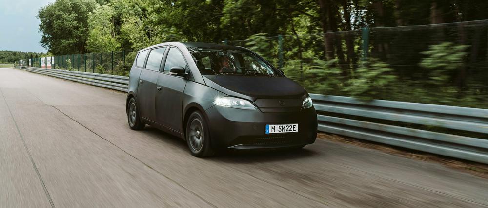 Rollender Sonnenkollektor. Der elektrische Sion von Sono Motors soll Anfang 2023 auf den Markt kommen und mit Hilfe von verbauten Solarzellen Strom für Extrakilometer selbst produzieren. Foto: Stefan Schütz/Sono Motors GmbH/dpa-tmn