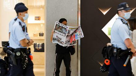 Passant in Hongkong mit der letzten Ausgabe der „Apple Daily“ am 24. Juni 2021