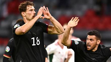 Deutschlands Leon Goretzka (l-r) bejubelt sein Tor zum 2:2 mit Kevin Volland Joshua Kimmich.