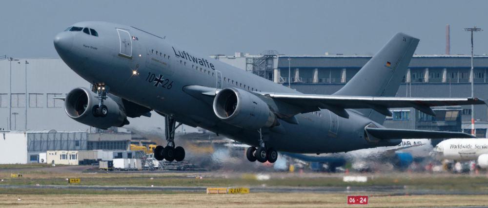 Ein Airbus der Bundeswehr startet auf dem Flughafen Köln Bonn.