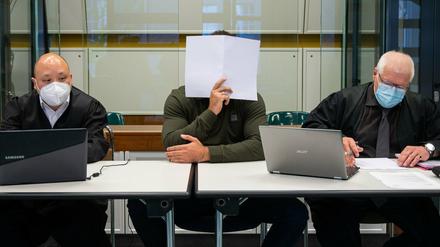 Der Angeklagte im Prozess wegen Diebstahls eines künstlichen Vogelnestes aus Gold sitzt in einem Gerichtssaal im Kriminalgericht Moabit zwischen seinen Verteidigern Benediktus Youn (l) und Olaf D. Franke (r).