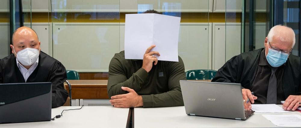 Der Angeklagte im Prozess wegen Diebstahls eines künstlichen Vogelnestes aus Gold sitzt in einem Gerichtssaal im Kriminalgericht Moabit zwischen seinen Verteidigern Benediktus Youn (l) und Olaf D. Franke (r).